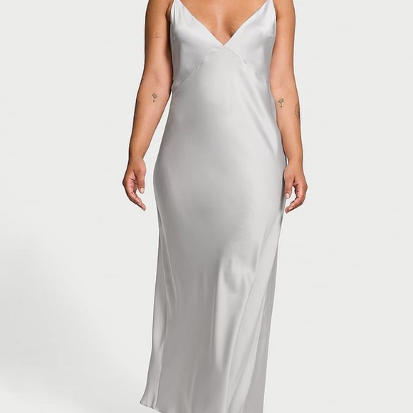 VICTORIA'S SECRET
Long satin nightgown with sparkling straps - Picture 4 of 5